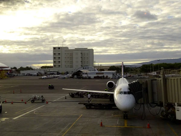 ホノルル ハワイ 2015年1月25日 ハワイアン航空の飛行機は 日没時にホノルル国際空港で離陸の準備をする滑走路に搭乗する準備をします — ストック写真