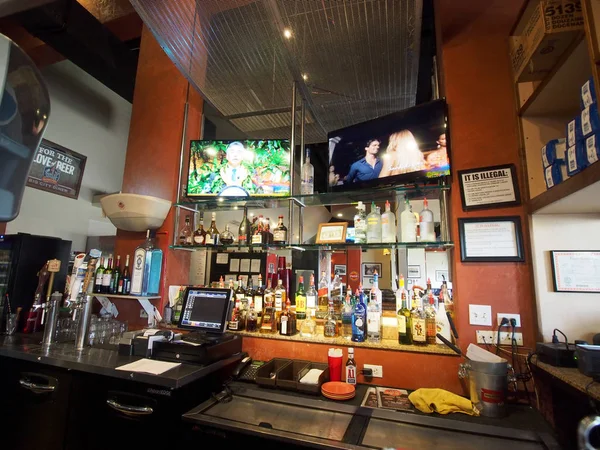 檀香山 2016年1月25日 大城市餐厅内的酒吧 以夏威夷的大卫 David Ige 为主角 在电视上播放州演讲 — 图库照片