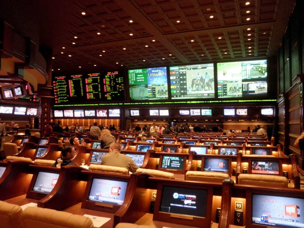 Las Vegas - Şubat 7, 2010: Wynn Spor Inside. Tv'ler dev bol featuring, büyük, ya da küçük, biraz yuvarlak L şeklinde spor etrafında viraj. Bu spor ve dev ekranlarda at yarışı vardır. 