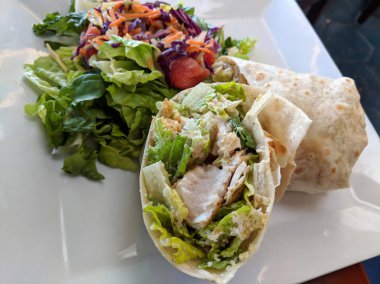 Sezar salatası şal - Mahi Mahi balık sarılı bir un Tortilla bebek Romaine, ev yapımı Sezar sos ve Parmesan cips salata ile.