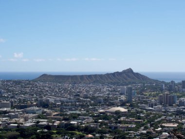 Şehir, Honolulu'dan Diamond head Kaimuki, Kahala ve güzel bir gün ön planda uzun ağaçlar ile dağlarda Lisesi'nden görüntülendi Oahu üzerinde görünür oceanscape Manoa için. Yuvarlak Top sürücü uyanık gördüm.  