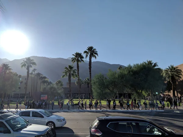 Palm Springs Октября 2018 Года Очередь Людей Ожидающих Выступления Рассела — стоковое фото