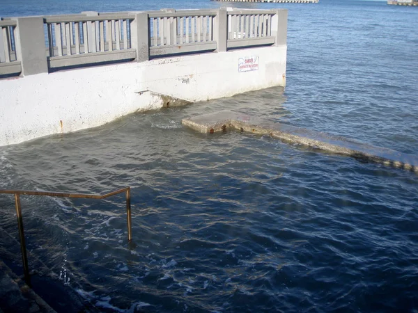 Att Höja Tidvattnet Vatten Över Tar Trapporna Längs Stranden San — Stockfoto