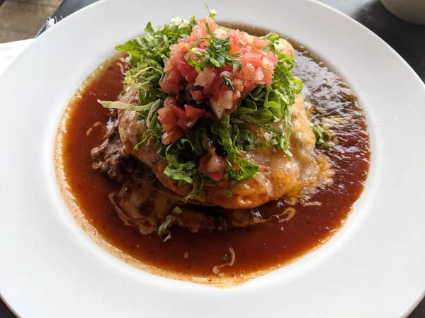 Карна Ясо Tostada Makaweli Кауаї Яловичини Цитрусові Мариновані Гуакамоле Піко — стокове фото