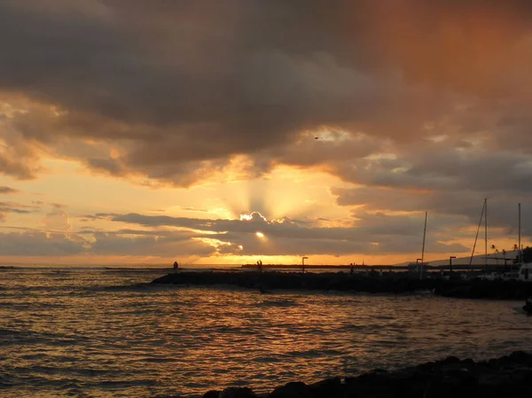 Büyük Okyanus Ile Rock Iskelede Okyanusta Yansıtan Waikiki Oahu Hawaii — Stok fotoğraf