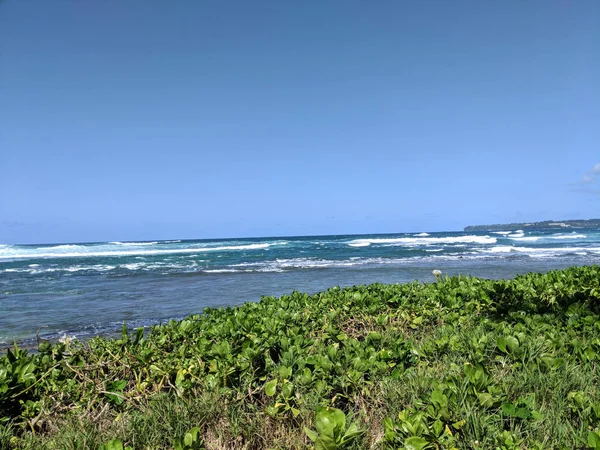 カウアイ島 ハワイの敷地湾公園 カウアイ島の敷地湾 最後のベイ ハナレイの町後頑丈な Pali の海岸状態 Park Wainiha 湾へつながる道路と敷地ビーチは海岸道路 — ストック写真