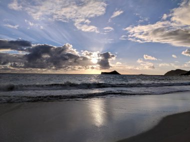 Waimanalo Körfezi'nde Tavşan (Manana) Adası üzerinde Gündoğumu