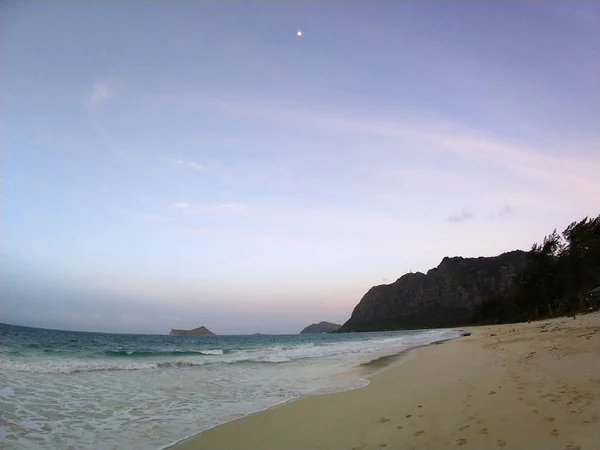 Stampe di piedi nella sabbia come giro d'onda delicato sulla spiaggia di Waimanalo — Foto Stock