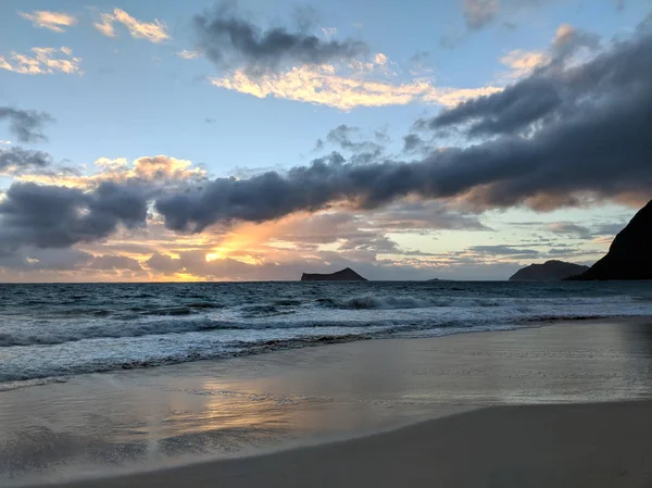 Sunrise by Rabbit (Manana) and Rock Island in Waimanalo Beach — Stock Photo, Image