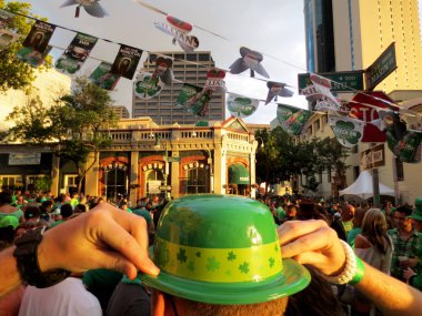 Kalabalık insan St. P sırasında Chinatown sokakta toplamak