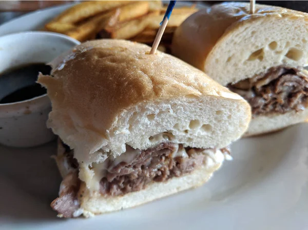 Sandwich de salsa francesa con papas fritas —  Fotos de Stock