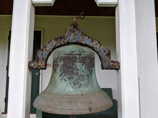 Cloche historique La salle missionnaire de l'église Waioli Huiia — Photo