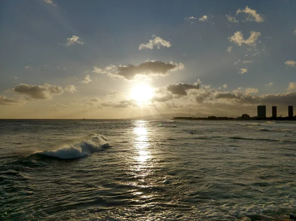 Zachód słońca w chmurach na fali okrążenia w kierunku plaży z o — Zdjęcie stockowe