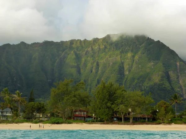 Waimanalo Beach with beach houses on the shore and Mountains in — Stock Photo, Image