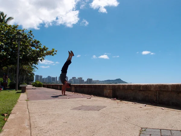 Adam Handstands Kewalo Havzası Parkı yolu boyunca — Stok fotoğraf