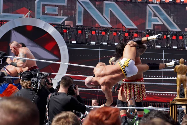 WWE Wrestler Cesaro gets dumped out of the ring by one of the Us — Stock Photo, Image