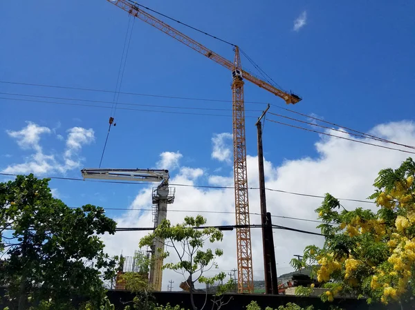 Nuevo edificio en construcción con grúas en el aire — Foto de Stock