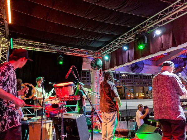 Banda de Orientación, canto y mermeladas en el escenario en el Mai Tai Bar —  Fotos de Stock