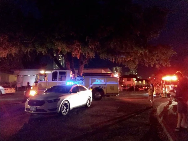 Departamento de Policía de Honolulu coche de policía y camiones de bomberos luces fla — Foto de Stock