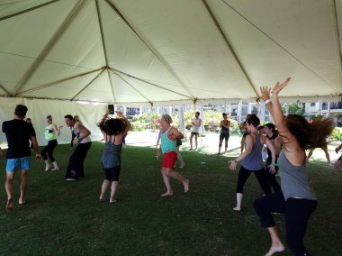Kendinden geçmiş meditasyon dan sırasında açık bir çadır altında dans