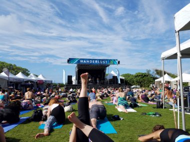Yoga sınıfında yapıyor beyler ve bayanlar güvercin poz