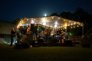 Rock grubu Roxotica, gitarist, bas gitarist, kemancı, şekil ve