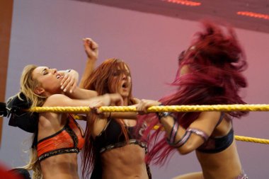 NXT kadın güreşçiler Becky Lynch, Carmella ve Sasha Banks wres