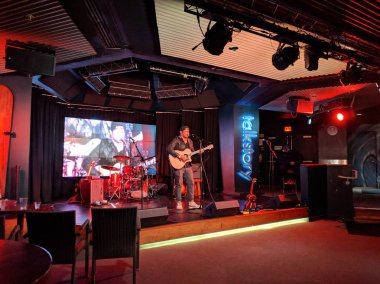 Adam açık mikrofon Speakeasy Yolculuk tutkusu Yoga Festivali'nde çalış