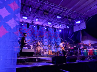 Ron Artis II & Truth Sahne Alanı'nda gece konser sırasında gerçekleştirir.