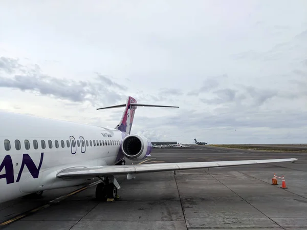 Hawaiian Airlines Uçaklar gibi pistte yatılı için hazır olur — Stok fotoğraf