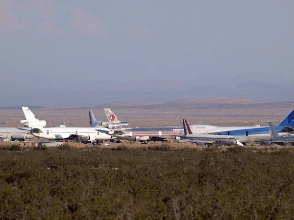 Aviones hawaianos y otros aviones comerciales estacionados en el Des — Foto de Stock