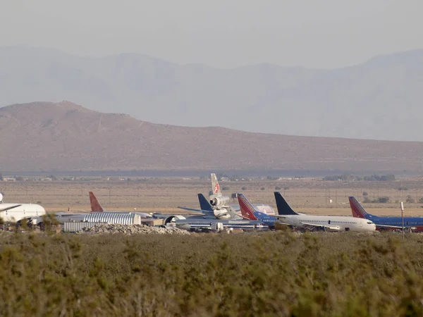 Hawaiano, suroeste, y otros aviones comerciales aviones de estacionamiento — Foto de Stock