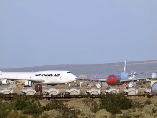 Southern Air y otros aviones comerciales estacionados en el — Foto de Stock