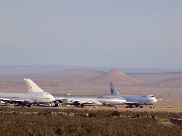 Aviones comerciales estacionados en el desierto — Foto de Stock