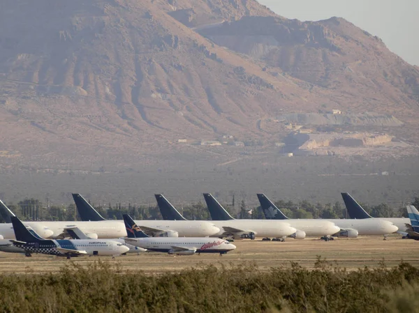 Aloha, aviones europeos y otros aviones comerciales estacionados en — Foto de Stock