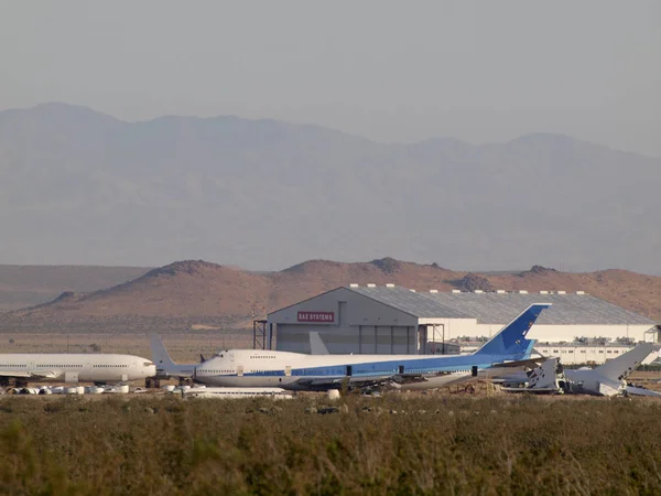 Aviones comerciales estacionados en el desierto — Foto de Stock