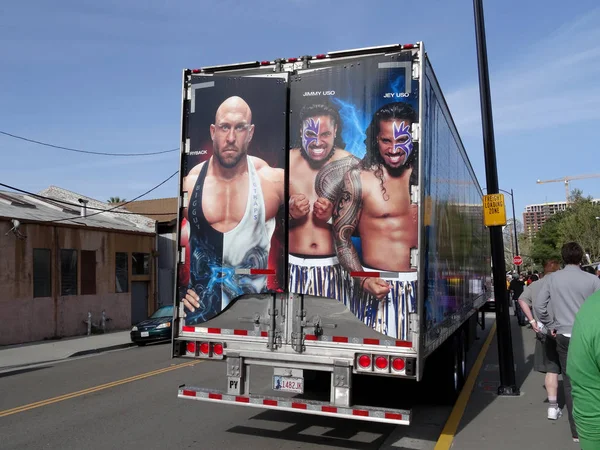 Wwe raw truck mit uso 's und ryback image auf der Rückseite außerhalb eines — Stockfoto
