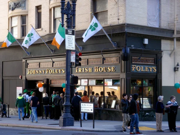 Line outside Johnny Foley's Irish House — Stock Photo, Image