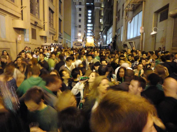 圣帕特里克节街区派对在爱尔兰银行街头 — 图库照片