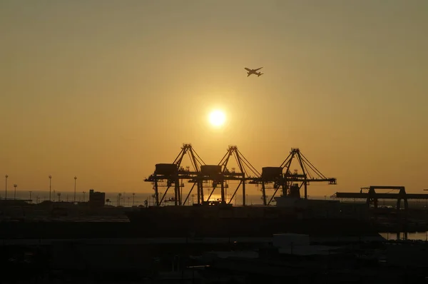 Vista aérea do por do sol, guindastes do transporte, barco de transporte de Matson, um — Fotografia de Stock