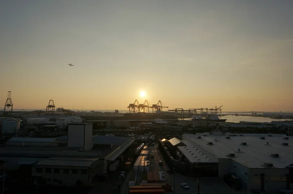 Vista aérea de la puesta del sol, las grúas de envío, Matson barco de envío, un — Foto de Stock