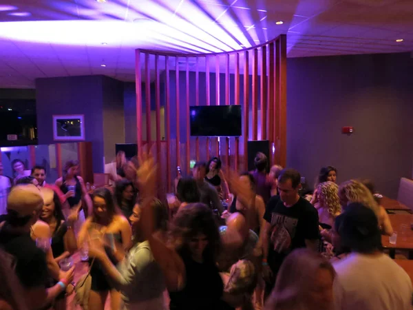 Orang-orang menari di klub saat malam — Stok Foto