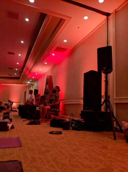 Gerry Lopez habla y Paul Izak toca música en Aloha Yin yoga clas — Foto de Stock