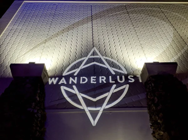 Знак фестиваля Wanderlust O 'ahu проецируется на здание — стоковое фото