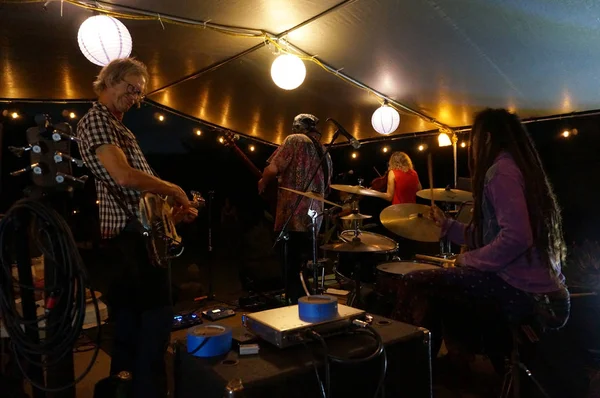 Рок-группа Roxotica играет под кавером на сцене — стоковое фото