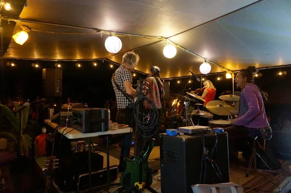 ロック ・ バンド Roxotica のステージを覆われて光の下で再生 — ストック写真