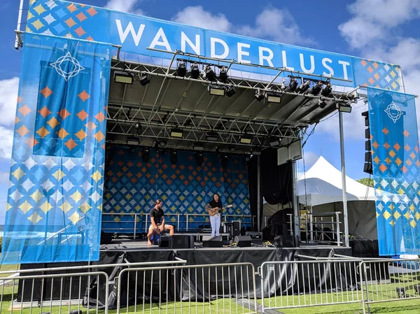 Kimberly June preforms on stage during day — Stock Photo, Image