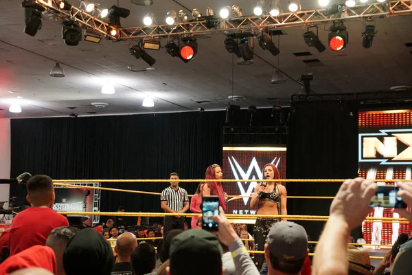 Female wrestler Becky Lynch talks on mic with NXT star Sasha Ban — Stock Photo, Image