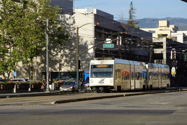 VTA train transit lightrail rides down street 'Winchester' bound — Stock Photo, Image