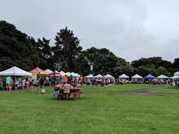 La gente explora el mercado de granjeros Parkers Ranch —  Fotos de Stock